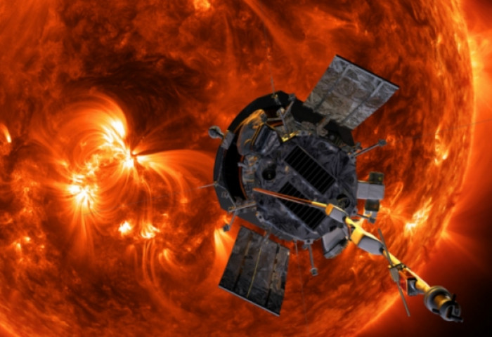 NASA-гийн станц анх удаа нарны титэм дундуур нисэв
