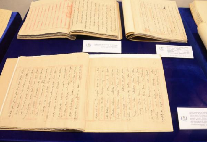 Монгол төрийн түүхэнд баталсан 4 үндсэн хуулийг нэгэн зэрэг олонд дэлгэлээ